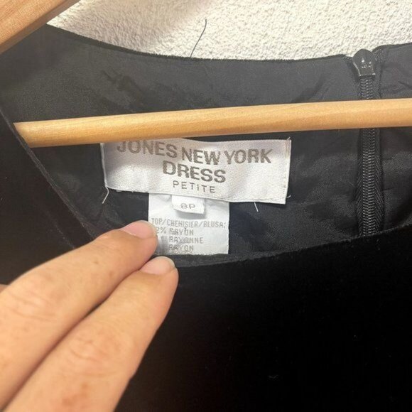 Jones New York Black Velvet Short Sleeve Dress sz 8P - Picture 2 of 3